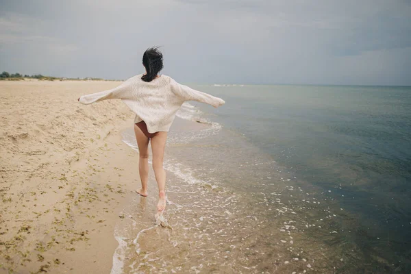 Unbeschwerte Schöne Frau Strickpullover Und Mit Windigen Haaren Die Sandstrand — Stockfoto