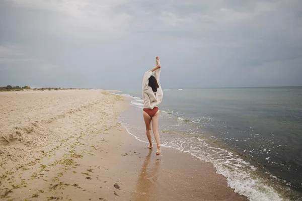 Unbeschwerte Schöne Frau Strickpullover Und Mit Windigen Haaren Die Sandstrand — Stockfoto