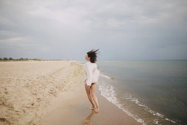 Unbeschwerte Schöne Frau Strickpullover Und Mit Windigen Haaren Die Sandstrand — Stockfoto