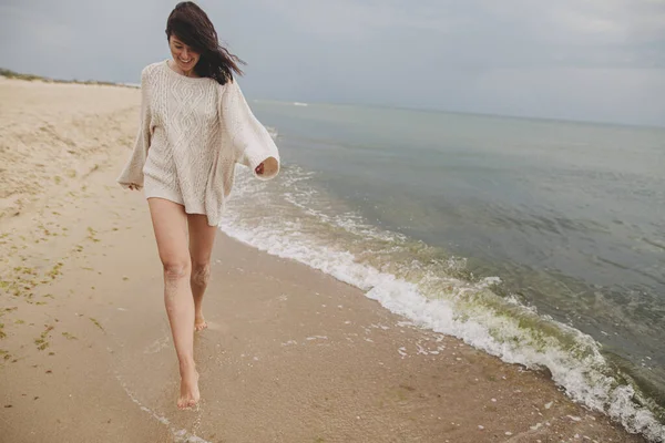 Unbeschwerte Schöne Frau Mit Windigen Haaren Die Sandstrand Kalten Meereswellen — Stockfoto