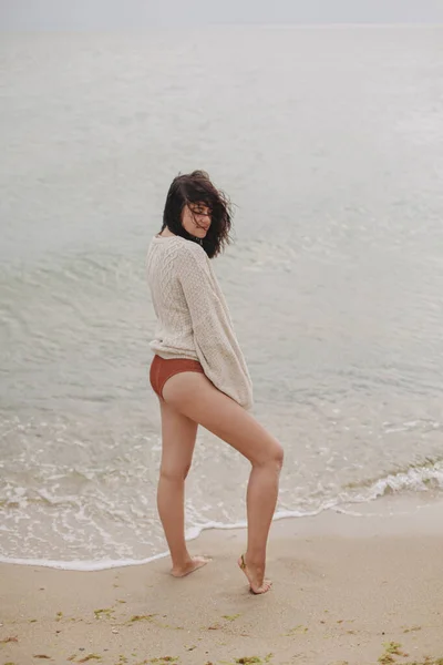 Mujer Hermosa Sin Preocupaciones Con Pelo Ventoso Suéter Punto Bikini — Foto de Stock