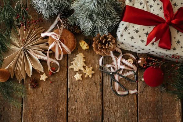 Vánoční Cukroví Stylový Dárek Slavnostní Dekorace Rustikálním Dřevěném Stole Atmosférické — Stock fotografie