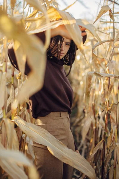 Stylish Woman Hat Brown Outfit Posing Autumn Maize Field Warm — Stock Photo, Image