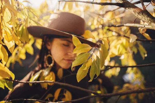 Folhas Outono Ramo Contexto Mulher Elegante Desfocada Chapéu Luz Ensolarada — Fotografia de Stock