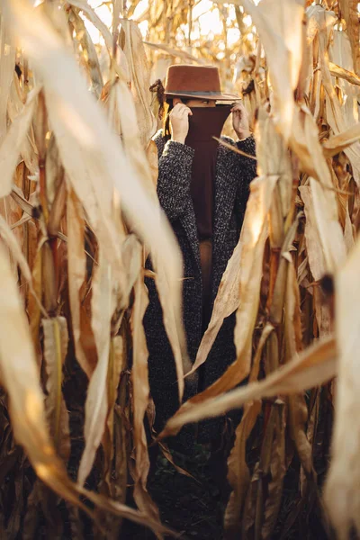 Gyönyörű Elegáns Barna Kalap Vintage Kabát Rejtőzik Ősszel Kukorica Mező — Stock Fotó