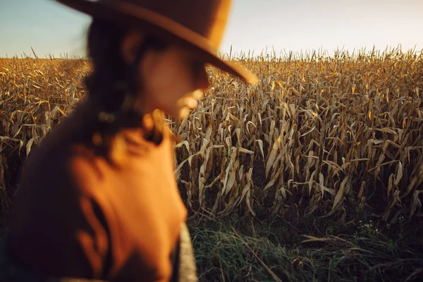 Corn Field Blurred Silhouette Stylish Woman Hat Walking Sunset Light — Stock Photo, Image