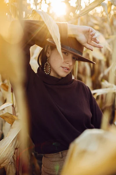 Stylish Woman Hat Brown Clothes Posing Autumn Maize Field Warm — Stock Photo, Image