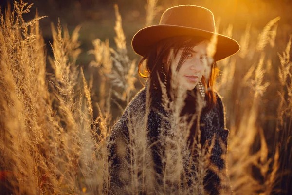 Portrait Beautiful Stylish Woman Hat Standing Grass Warm Sunset Light — Stock Photo, Image