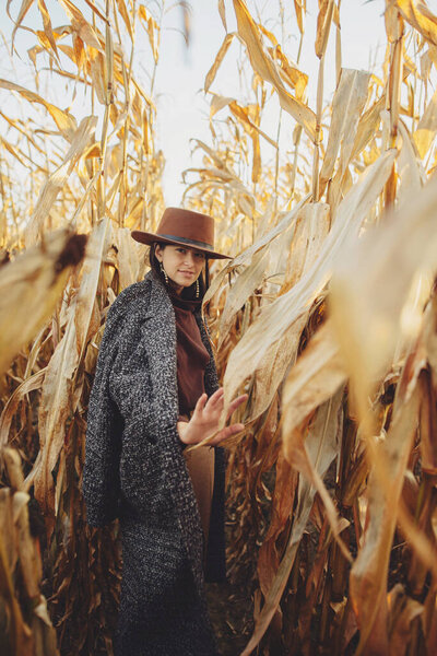Happy Stylish Woman Brown Hat Vintage Coat Walking Autumn Maize — Stock Photo, Image