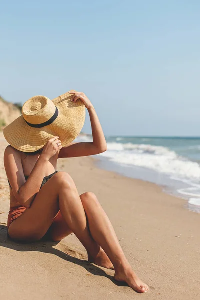 Sommerferien Schöne Stilvolle Frau Mit Hut Sitzt Sandstrand Meer Wellen — Stockfoto