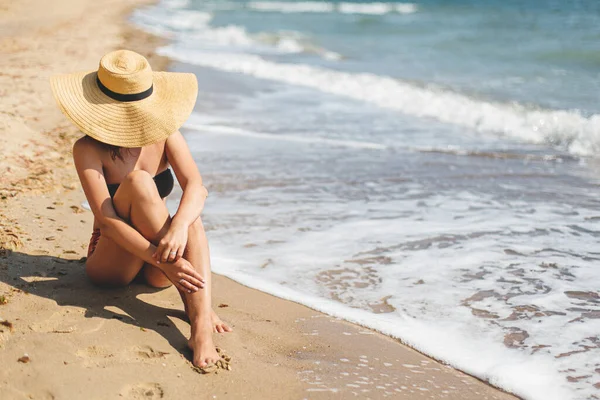 Sommerferien Schöne Stilvolle Frau Mit Hut Sitzt Sandstrand Meer Wellen — Stockfoto