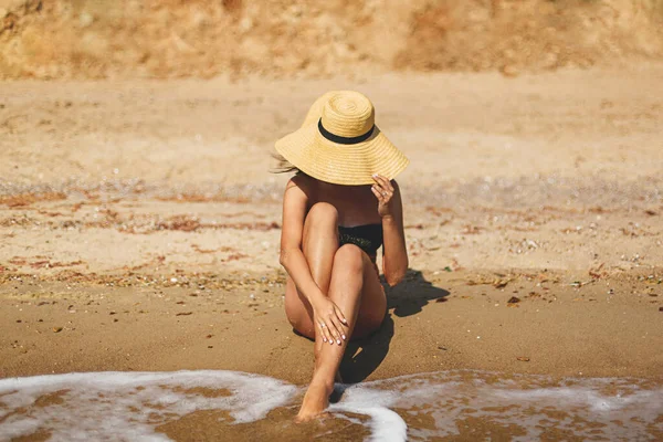 Schöne Stilvolle Frau Mit Hut Sitzt Sandstrand Meer Wellen Und — Stockfoto