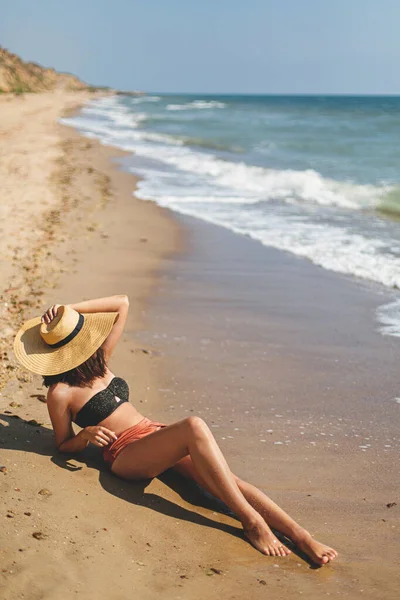 Schöne Stilvolle Frau Mit Hut Sitzt Sandstrand Meer Wellen Sonnt — Stockfoto