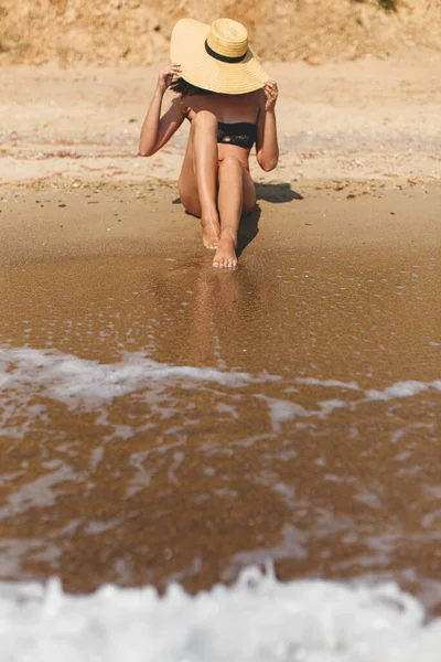 Schöne Stilvolle Frau Mit Hut Sitzt Sandstrand Meer Wellen Sonnenbaden — Stockfoto