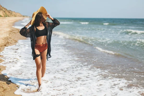 Schöne Unbeschwerte Frau Die Sandstrand Den Wellen Des Meeres Spazieren — Stockfoto