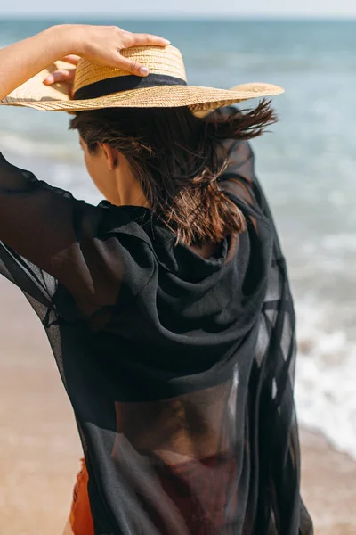 Schöne Stilvolle Frau Mit Hut Die Windigen Strand Den Wellen — Stockfoto