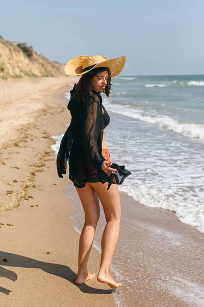 Hermosa Mujer Despreocupada Con Sombrero Caminando Playa Arena Las Olas — Foto de Stock