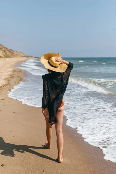 Sommerferien Schöne Stilvolle Frau Mit Hut Fuß Auf Dem Sandstrand — Stockfoto