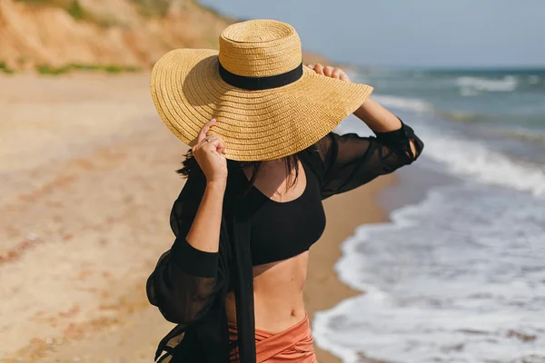 Stilvolle Unbeschwerte Frau Mit Hut Die Sonnigen Strand Meer Spazieren — Stockfoto