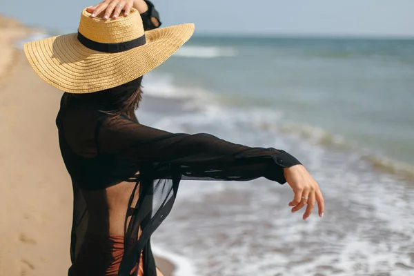 Stilvolle Unbeschwerte Frau Mit Hut Und Entspannt Sonnigen Strand Meer — Stockfoto