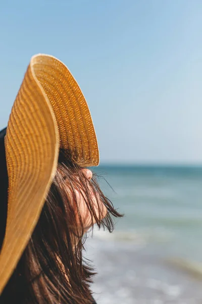 Портрет Беззаботной Счастливой Женщины Ветреными Волосами Шляпе Отдыхающей Солнечном Пляже — стоковое фото