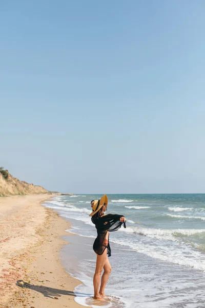 Schöne Unbeschwerte Frau Die Sandstrand Den Wellen Des Meeres Steht — Stockfoto