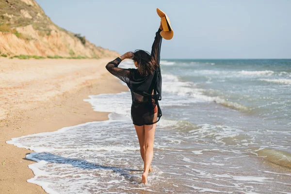 Sommerferien Schöne Stilvolle Frau Mit Hut Fuß Auf Dem Sandstrand — Stockfoto