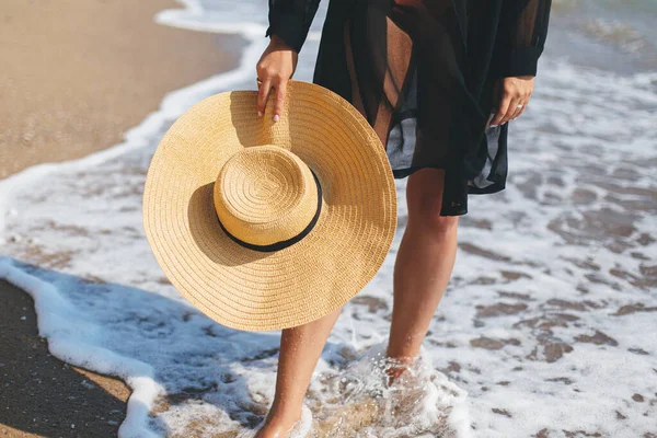 Stilvoller Hut Den Händen Einer Unbeschwerten Frau Die Meereswellen Sonnigen — Stockfoto