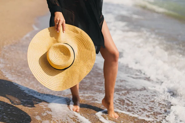 Sommerferien Stilvoller Hut Den Händen Einer Unbeschwerten Frau Die Meereswellen — Stockfoto
