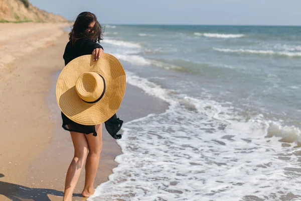 Unbekümmert Glückliche Frau Mit Windigem Haar Hut Und Spaß Sandstrand — Stockfoto