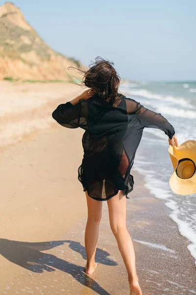 Mulher Feliz Despreocupada Com Cabelo Ventoso Segurando Chapéu Divertindo Praia — Fotografia de Stock