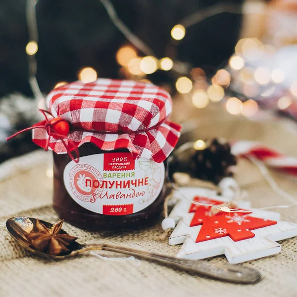 利沃夫 乌克兰 2017年12月1日 自制草莓果酱 木制圣诞树装饰 茴香勺 糖果手杖在乡村餐桌上的圣诞彩灯 手工制作的礼物 — 图库照片