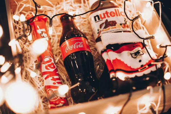 2017 Lviv Ukraine Coca Cola Bottle Stylish Santa Bows Kit — 스톡 사진