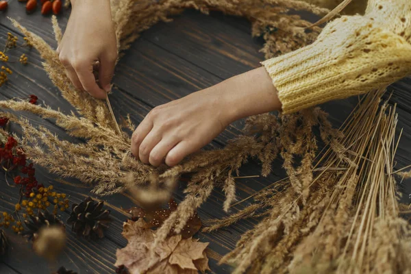 Florista Suéter Amarelo Fazendo Coroa Outono Rústica Mesa Madeira Escura — Fotografia de Stock