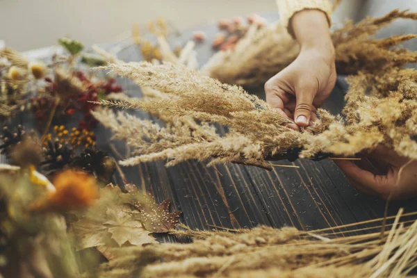 Membuat Karangan Bunga Boho Pedesaan Musim Gugur Tangan Memegang Rumput — Stok Foto