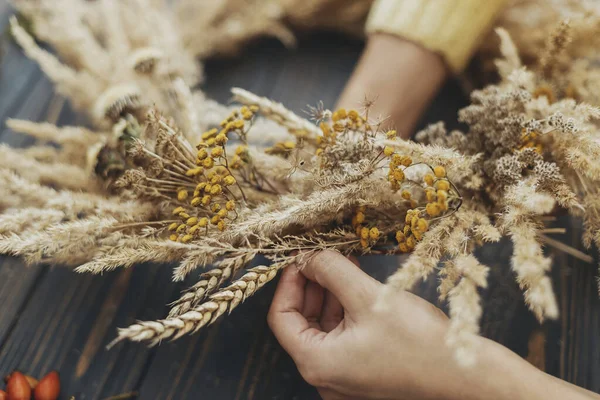 Tangan Membuat Karangan Bunga Pedesaan Bergaya Musim Gugur Dengan Rumput — Stok Foto