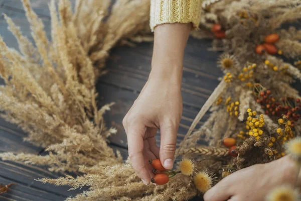 Hands Making Stylish Autumn Rustic Wreath Dry Grass Wildflowers Wheat — Stock Photo, Image