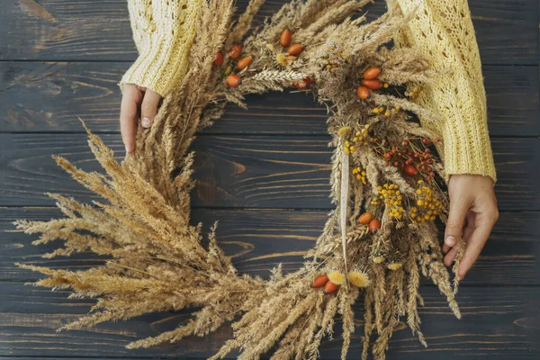 Mãos Segurando Elegante Coroa Rústica Outono Com Grama Seca Flores — Fotografia de Stock