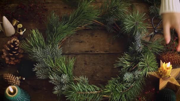 Ręczne Wprowadzenie Płonącej Świecy Boże Narodzenie Wieniec Rustykalnym Drewnianym Stole — Wideo stockowe