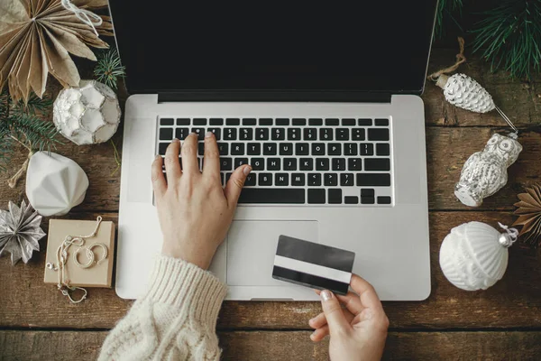 Noel Indirimi Online Alışveriş Bilgisayarında Kredi Kartı Olan Eller Arka — Stok fotoğraf