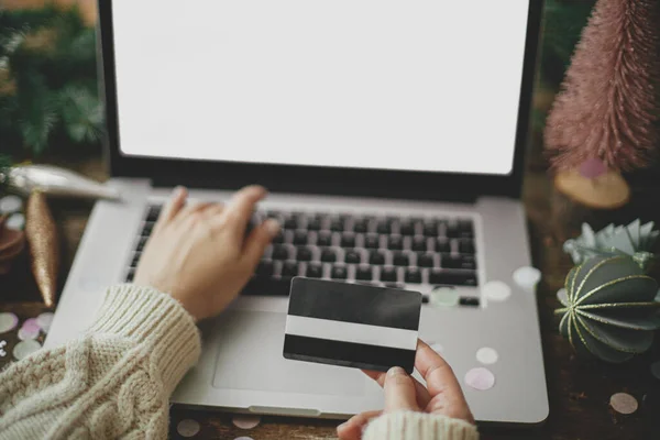 Noel Satışları Online Alışveriş Bilgisayarında Kredi Kartı Olan Elleri Boş — Stok fotoğraf