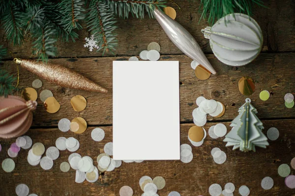 Χριστουγεννιάτικη Κάρτα Mock Άδεια Ευχετήρια Κάρτα Και Χριστουγεννιάτικα Στολίδια Διακοσμήσεις — Φωτογραφία Αρχείου