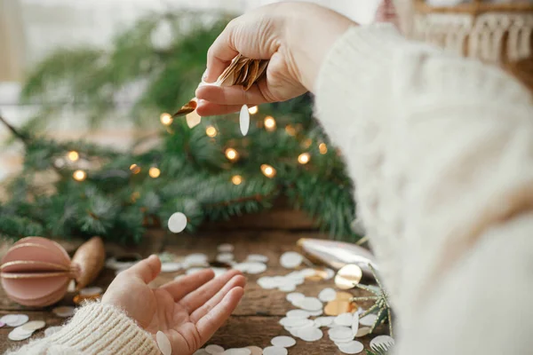 Hands Tossing Golden Confetti Background Christmas Lights Decorations Baubles Pine — Stock Photo, Image