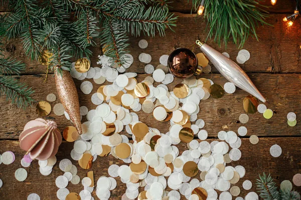 Κομψά Χριστουγεννιάτικα Στολίδια Μπιχλιμπίδια Χρυσά Κομφετί Και Κλαδιά Πεύκου Εορταστικά — Φωτογραφία Αρχείου