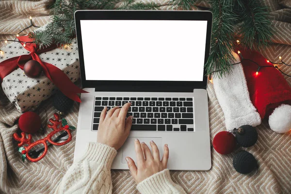 크리스마스 침대에 화면을 노트북을 만지는 사람들 모자를 사람들 휴일에는 프리랜서 — 스톡 사진