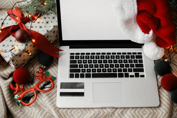 Julförsäljning Och Shopping Nätet Laptop Med Blank Skärm Och Santa — Stockfoto