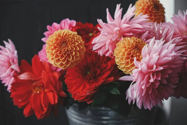 Buquê Flores Outono Linda Rosa Vermelho Laranja Dahlias Flores Asters — Fotografia de Stock