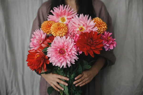 Mujer Sosteniendo Ramo Flores Otoño Habitación Rústica Florista Vestido Lino — Foto de Stock