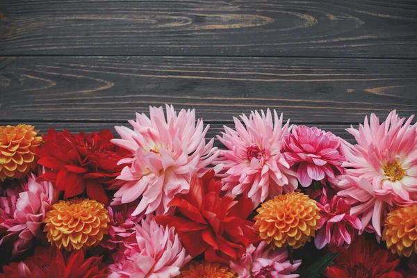 Φθινόπωρο Λουλούδια Ρουστίκ Ξύλινο Φόντο Επίπεδη Θέσει Χώρο Για Κείμενο — Φωτογραφία Αρχείου