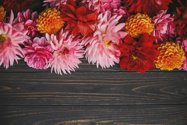 Flores Otoño Sobre Fondo Rústico Madera Plano Yacía Con Espacio — Foto de Stock